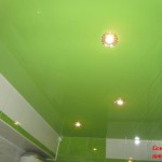 зеленые натяжные потолки в ванной с зеленой плиткой