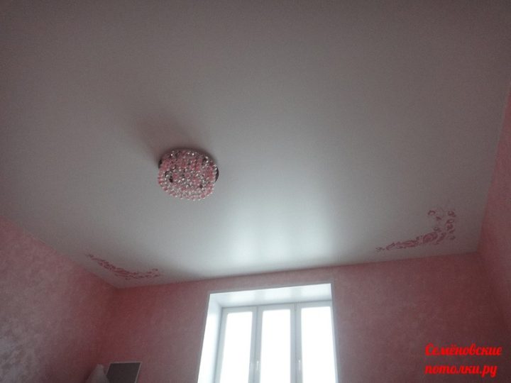 матовый натяжной потолок в розовой комнате