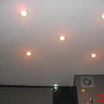 натяжные потолки в ванной с пятью светильниками
